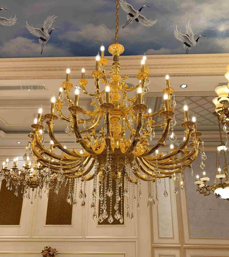 decor phòng khách tân cổ điển có trang trí đèn trùm